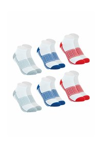 Trois paires de chaussettes courtes : blanches avec des accents bleus, rouges et gris ; présentent un design rayé, une texture douce et une coupe athlétique classique.