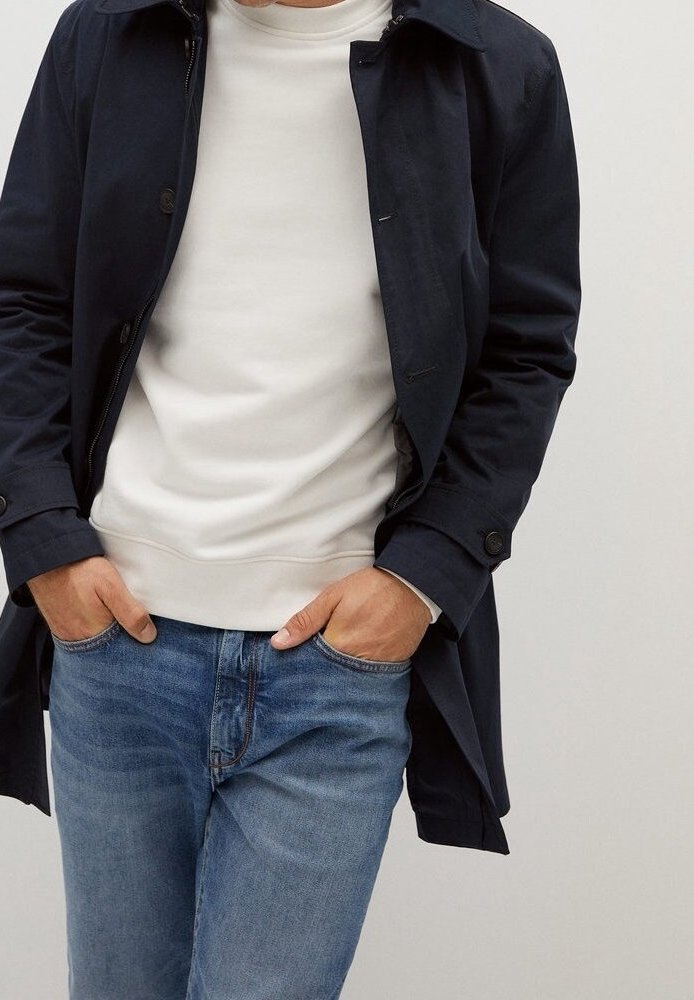 Laivastonsininen trenssitakki, jossa napit yksityiskohtina, valkoisen collegepaidan päällä; yhdistetty vaalean sinisiin farkkuihin. Kokonaisuudessaan rento tyyli.