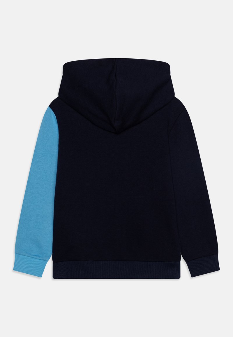 Sweat-shirt à capuche avec un corps bleu marine foncé et des manches bleu vif. Doté de poignets et d'un ourlet côtelés, fabriqué à partir d'un tissu doux et texturé.