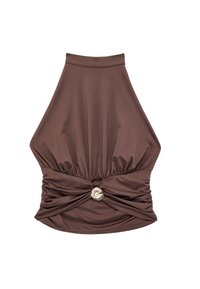 Top marrón sin mangas con cuello halter, cintura fruncida y detalle de hebilla circular plateada en el centro delantero.