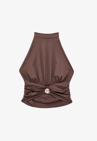 Top marrón sin mangas con cuello halter, cintura fruncida y detalle de hebilla circular plateada en el centro delantero.
