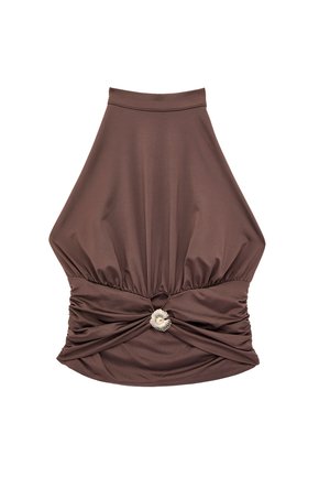 Top marrone senza maniche con scollo a halter, vita arricciata e dettaglio di fibbia circolare argento al centro davanti.