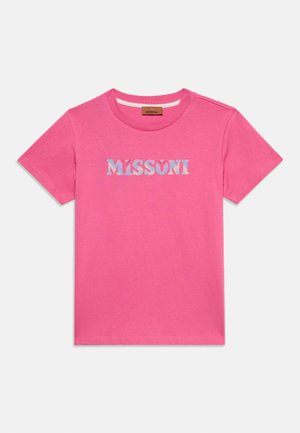Jasnoróżowy t-shirt z krótkim rękawem i okrągłym dekoltem, z nadrukiem "MISSONI" jasnoniebieskimi literami na wysokości klatki piersiowej.