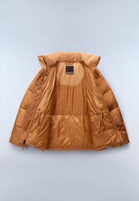 Kurtka puchowa w ciepłym kolorze bursztynowym, posiadająca kołnierz z sztruksu, gładką podszewkę, pionowy wzór pikowania, wewnętrzne sznurki oraz naszywkę z logo.