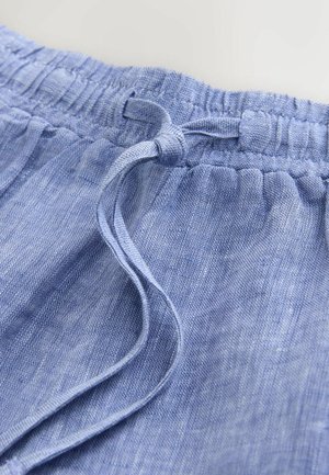 Hele sinine linane kangas kinaribaga vöökohal, millel on tekstuuriga pind ja peen läige; elastne mugavuse tagamiseks.