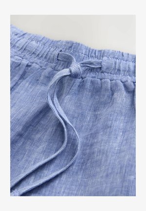Ljusblå linneväv med dragsko i midjan, med texturerad yta och subtil glans; elastisk för komfort.