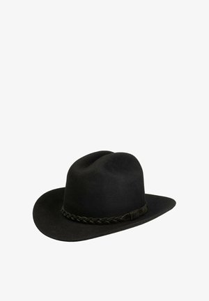 Schwarzer breitkrempiger Filzhut mit geflochtenem Band am unteren Rand der Krone, vor weißem Hintergrund.