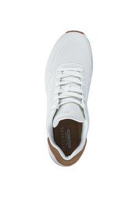 Scarpa sportiva bianca con tomaia perforata, lacci bianchi piatti, accentuazione in ecopelle scamosciata marrone sul tallone e soletta interna imbottita con "Memory Foam Air Cooled".