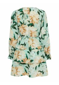 Robe fleurie avec un fond menthe clair, ornée de fleurs beiges et blanches, à manches longues, taille cintrée et jupe à volants superposés.