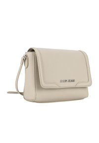 Bežová kožená crossbody taška s textúrovaným povrchom, so zapínaním na klapku a strieborným logom. Obsahuje nastaviteľný popruh pre flexibilitu.