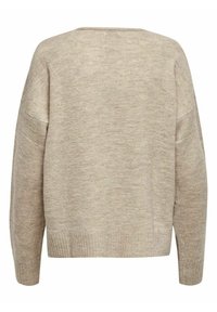 Beżowy, oversize sweter dzianinowy z okrągłym dekoltem i luźnymi rękawami. Żebrowane mankiety i dół. Gładka faktura z delikatnymi wariacjami kolorystycznymi.