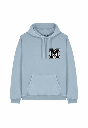 Hoodie bleu clair avec une poche avant, capuche à cordons et une lettre "M" blanche brodée sur le côté gauche de la poitrine. Texture de tissu douce.