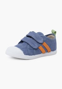 Zavazovací boty z modré plátěné tkaniny s oranžovými pruhy a bílou gumovou podrážkou. Mají zelenou patní část. Plochý design je vhodný pro neformální nošení.