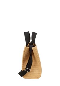 Geflochtene Strohtasche mit rechteckigem Boden, beige Farbe und schwarzen Stoffschulterriemen. Mit einer geknoteten Verschluss oben.