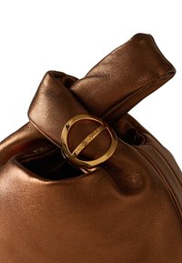 Borsa in pelle bronzo con una trama stropicciata, caratterizzata da un accento hardware circolare dorato all'apertura. Design morbido e flessibile.