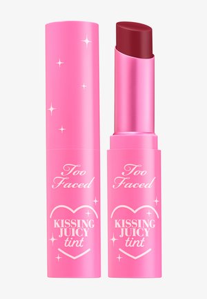 Rosa Lippenstift-Tube mit glänzender Oberfläche. Der Deckel trägt den Markennamen und den Produkttyp in weißem Text, Herzakzenten und Sternmustern.