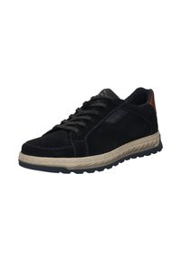 Schwarze Wildledersneaker mit grauen Schnürsenkeln, hellfarbiger Sohle, kontrastierenden dunklen Nähten und einem kleinen braunen Lederakzent an der Ferse.