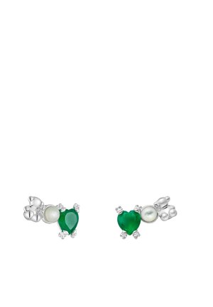 Pendientes en forma de corazón con piedras preciosas verdes y un acento de perla blanca, montados en plata con pequeños detalles en el metal.