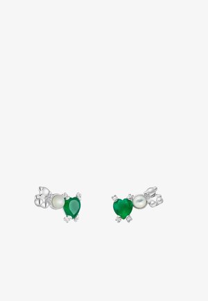 Pendientes en forma de corazón con piedras preciosas verdes y un acento de perla blanca, montados en plata con pequeños detalles en el metal.