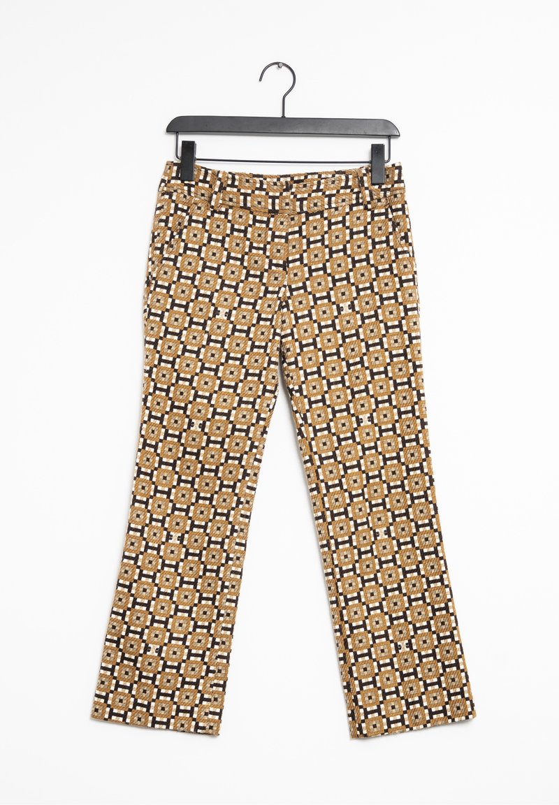 Spodnie z geometrycznym wzorem w brązowych, czarnych i kremowych kolorach. Materiał wydaje się tkaniną o gładkiej teksturze. Rozszerzany krój.