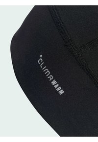 Fekete thermál sapka sima textúrával; fehér "CLIMA WARM" logóval rendelkezik. Kerek formájú, a melegség és kényelem érdekében lett tervezve.