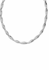 Zilveren ketting met schakels van elkaar overlappende ovale ringen met textuur en kleine ronde accenten, wat een gelaagd uiterlijk creëert.