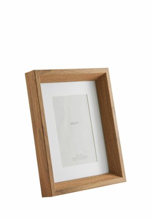Rechteckiger Holz-Fotorahmen mit weißem Passepartout, geeignet für ein 6 x 4 Zoll großes Foto, gezeigt vor weißem Hintergrund.