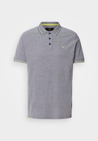 Camisa polo gris con tejido texturizado, tapeta de tres botones y acentos amarillos contrastantes en el cuello y el dobladillo lateral.