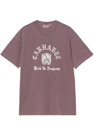 Fioletowo-różowy krótki rękaw t-shirt Carhartt z białym średniowiecznym napisem „Carhartt” i „Work In Progress” wokół ozdobnej tarczy.