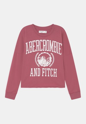 Langærmet lilla børneskjorte med hvid teksten "Abercrombie and Fitch" samt en grafik af bjerge og træer på fronten.