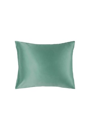 Rechthoekige zijden kussensloop in teal met een gladde textuur en subtiele glans, weergegeven tegen een witte achtergrond.