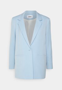Blazer azul claro con un cierre de un solo botón, solapas con muesca, dos bolsillos frontales y un corte ligeramente relajado. Textura de tela suave.