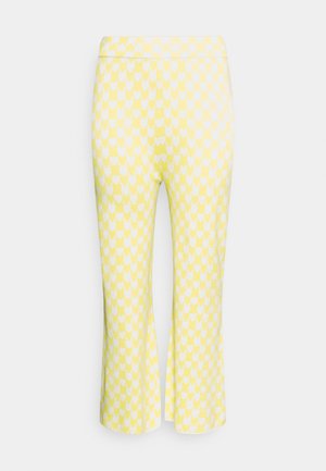 Calças amarelas amplas com um padrão de corações repetido. Feitas de um tecido leve e suave, com uma cintura ajustada para maior conforto.