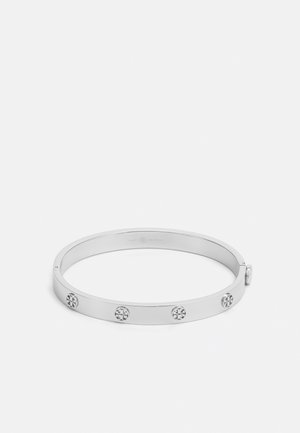 Pulseira de bengala de metal prateado com uma forma suave e arredondada, apresentando cinco embelezamentos circulares. Design minimalista com um acabamento polido.