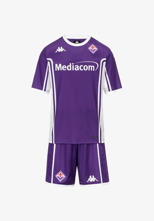 Completo da calcio viola con strisce bianche, logo dello sponsor Mediacom, loghi del marchio Kappa e stemmi del club Fiorentina su maglia e pantaloncini.