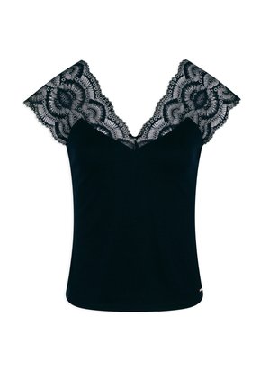 Schwarzes Oberteil mit Spitzenkappenärmeln und V-Ausschnitt. Die Spitze zeigt florale Muster entlang der Ränder und bietet einen Kontrast zur glatten Stoffoberfläche.