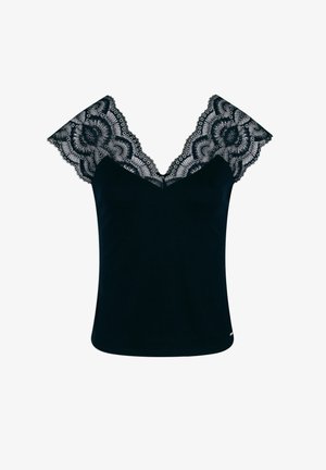 Schwarzes Oberteil mit Spitzenkappenärmeln und V-Ausschnitt. Die Spitze zeigt florale Muster entlang der Ränder und bietet einen Kontrast zur glatten Stoffoberfläche.