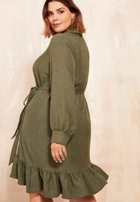 Curves Like These UTILITY REGULAR FIT - Košilové šaty - khaki green
