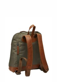 Groene canvas rugzak met bruine leren accenten, ritsvak, dubbele stoffen schouderbanden en een gestructureerde rechthoekige vorm.