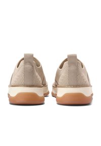 Beige Netzsneaker mit strukturiertem Obermaterial, elastischen Seiten und Gummisohlen. Verfügt über einen Zugriemen an der Ferse und eine kontrastierende weiße Mittelsohle.