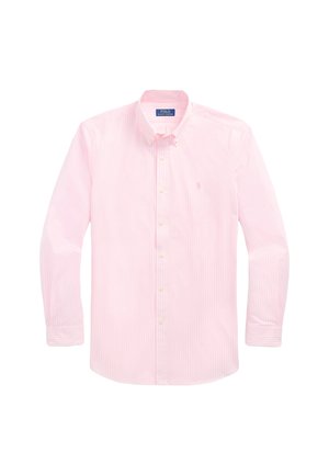 Camisa polo de color rosa claro con rayas verticales blancas. Presenta un cuello abotonado, mangas largas y un pequeño logotipo bordado en el pecho.