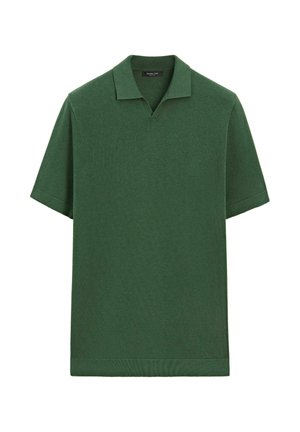 Polo verde a maniche corte in maglia con colletto a V con intaglio e orlo dritto, mostrata distesa su uno sfondo bianco.