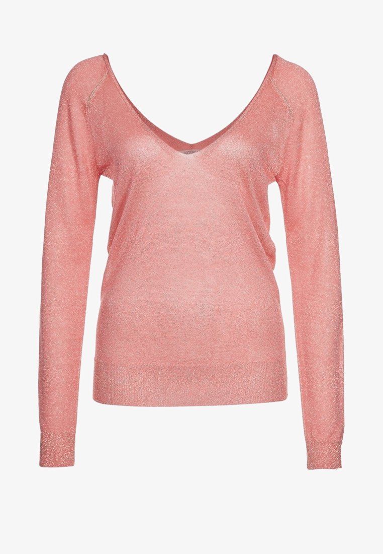 Pull rose métallisé à manches longues avec col en V, taille ajustée et épaules relâchées sur fond blanc.