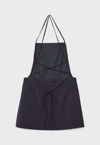 Črni predpasnik z nastavljivimi prečnimi naramnicami in pasnim trakom, zasnovan za uporabo v kuhinji ali delavnici.