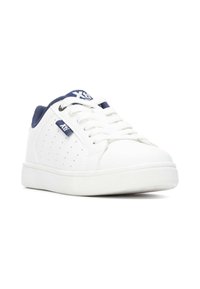 Zapatillas de piel blancas con acentos en navy, diseño perforado en los laterales y suela de goma plana. Tienen un cierre de cordones en la parte frontal y un logo en la lengüeta.