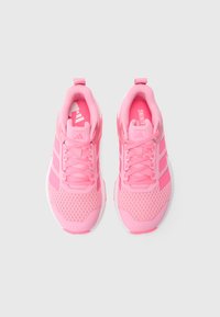 Rosa løpesko med pustende mesh-overdel, polstret krage og hvite såler. Har tre hvite striper og teksturerte detaljer.