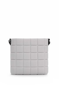 Borsa a tracolla grigia con motivo trapuntato, di forma rettangolare, texture liscia e tracolla regolabile.