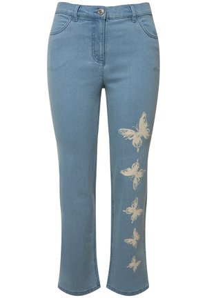 Jean en denim bleu clair à coupe droite, avec des motifs de papillons crème sur la jambe gauche et un design classique à cinq poches.