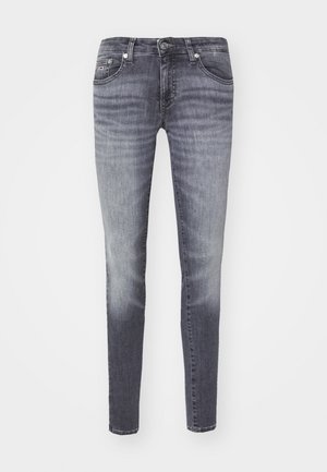 Jeans ajustados en denim gris oscuro con un lavado desgastado. Presenta un diseño clásico de cinco bolsillos y cierre de botón metálico en la cintura.