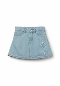Jupe mini en denim bleu clair avec une forme évasée, ornée de deux motifs d'étoiles brodés sur le côté gauche et de poches avant standard.